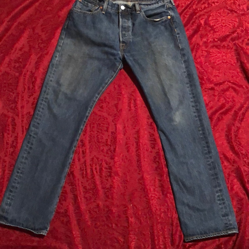 vintage men’s 302 Levi’s in a medium wash. Waist 34”, length 32”. 5 button fly